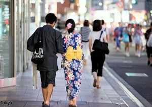 in kimono al centro diTokyo-marcopolonews
